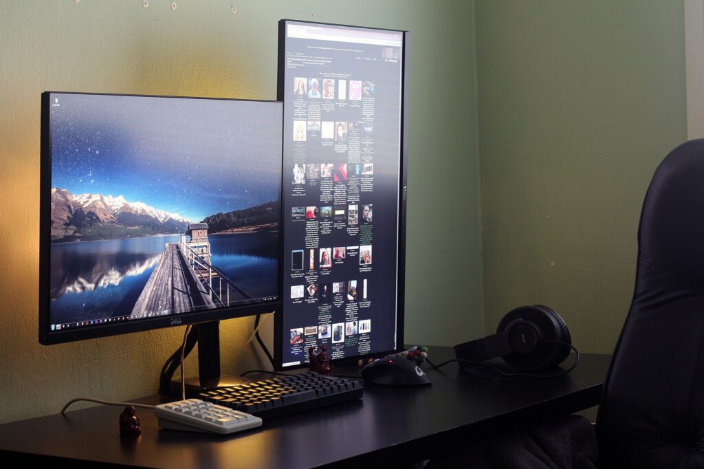 GO FOR THE VERSATILE MONITOR ANYWHERE!